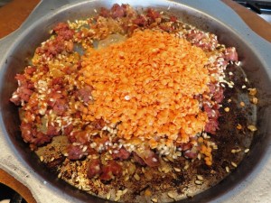 Lentejas rojas con chorizo